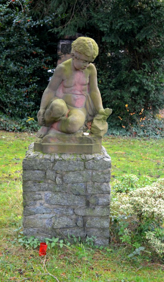 Frankfurt, Hauptfriedhof, Putto bei IV 121