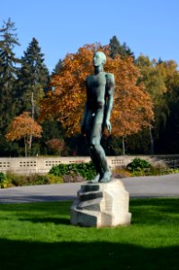 Frankfurt, Hauptfriedhof, Statue Adam von Georg Kolbe
