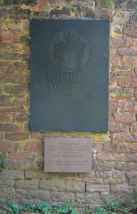 Frankfurt, Hauptfriedhof, Grab Willy Osterrieth und Gedenkstein für das erste Grab auf dem Hauptfriedhof