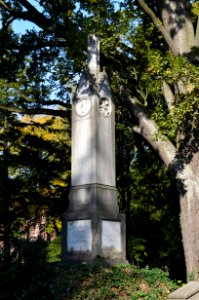 Frankfurt, Hauptfriedhof, Grab E 236-250 Denkmal der gefallenen Offiziere und Soldaten (3)