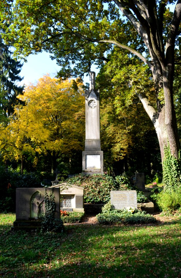 Frankfurt, Hauptfriedhof, Grab E 236-250 Denkmal der gefallenen Offiziere und Soldaten (4)