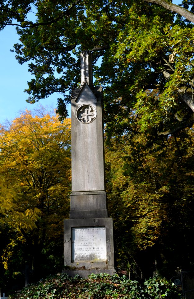 Frankfurt, Hauptfriedhof, Grab E 236-250 Denkmal der gefallenen Offiziere und Soldaten (2)