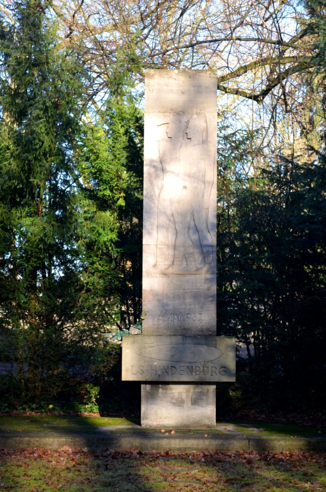 Frankfurt, Hauptfriedhof, Grab XV 697 Denkmal Luftschiff „Hindenburg“