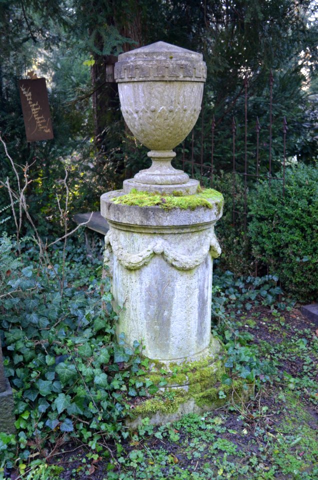Frankfurt, Hauptfriedhof, Grab XIV Urnenhain 43 Levinger