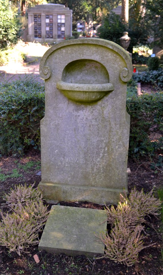 Frankfurt, Hauptfriedhof, Grab XIV Urnenhain17 Antz