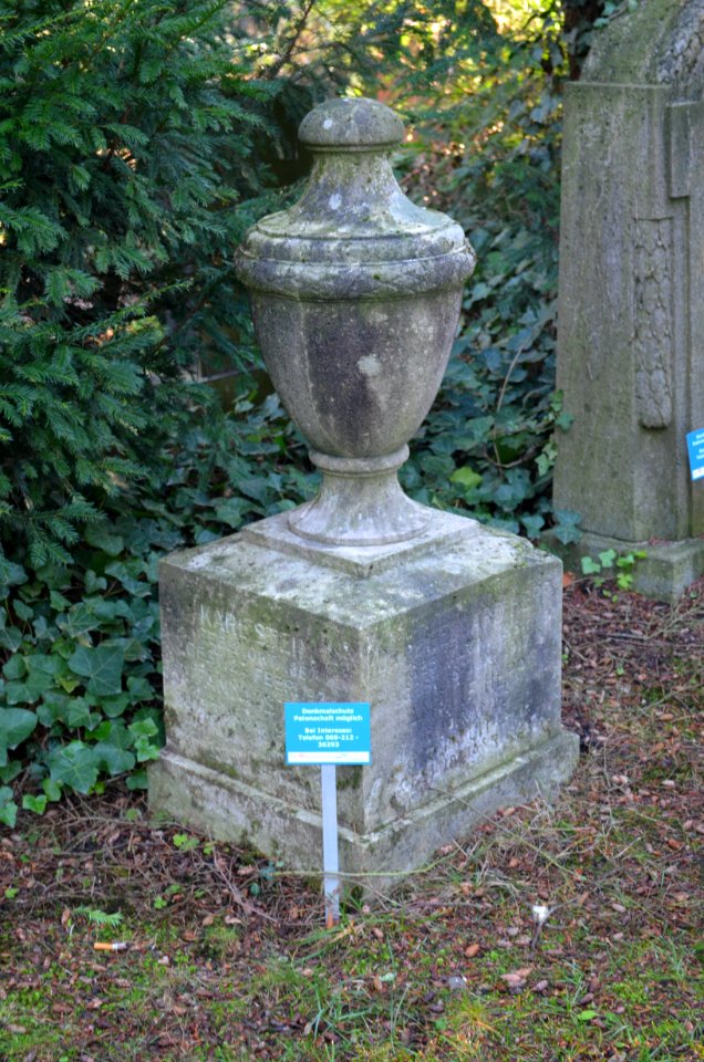Frankfurt, Hauptfriedhof, Grab XIV Urnenhain 7 Hepp
