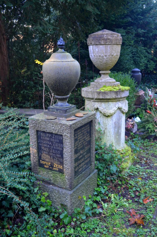 Frankfurt, Hauptfriedhof, Grab XIV Urnenhain 42 Zeiss