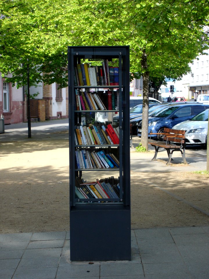 Frankfurt-Bockenheim Kirchplatz Offener Bücherschrank