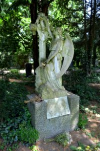 Frankfurt-Bornheim, Friedhof, Engel bei der Kapelle