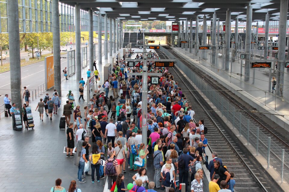Crowds wait platform