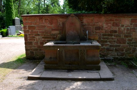 Frankfurt-Bornheim, Friedhof, Brunnen im Gewann D an der Mauer