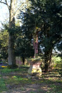 Frankfurt-Zeilsheim, Friedhof, Kreuz mit Pfarrergräbern