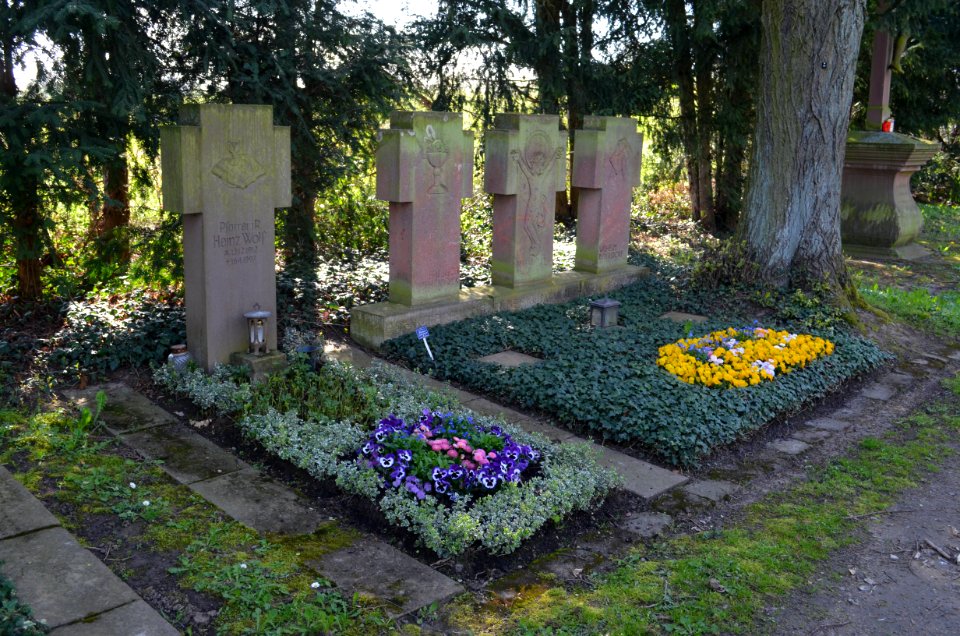 Frankfurt-Zeilsheim, Friedhof, Pfarrergräber