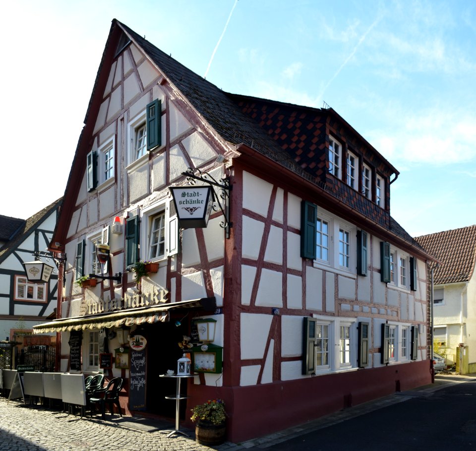 Frankfurt-Bergen, Am Berger Spielhaus 1
