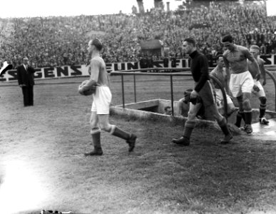 Frankrijk tegen Nederland 4-0. Spelers Nederlands elftal komen uit spelerstunne…, Bestanddeelnr 902-1847