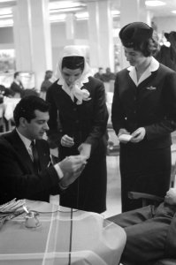 Frankie Vaughan op Schiphol Stewardessen krijgen handtekeningen, Bestanddeelnr 913-6111