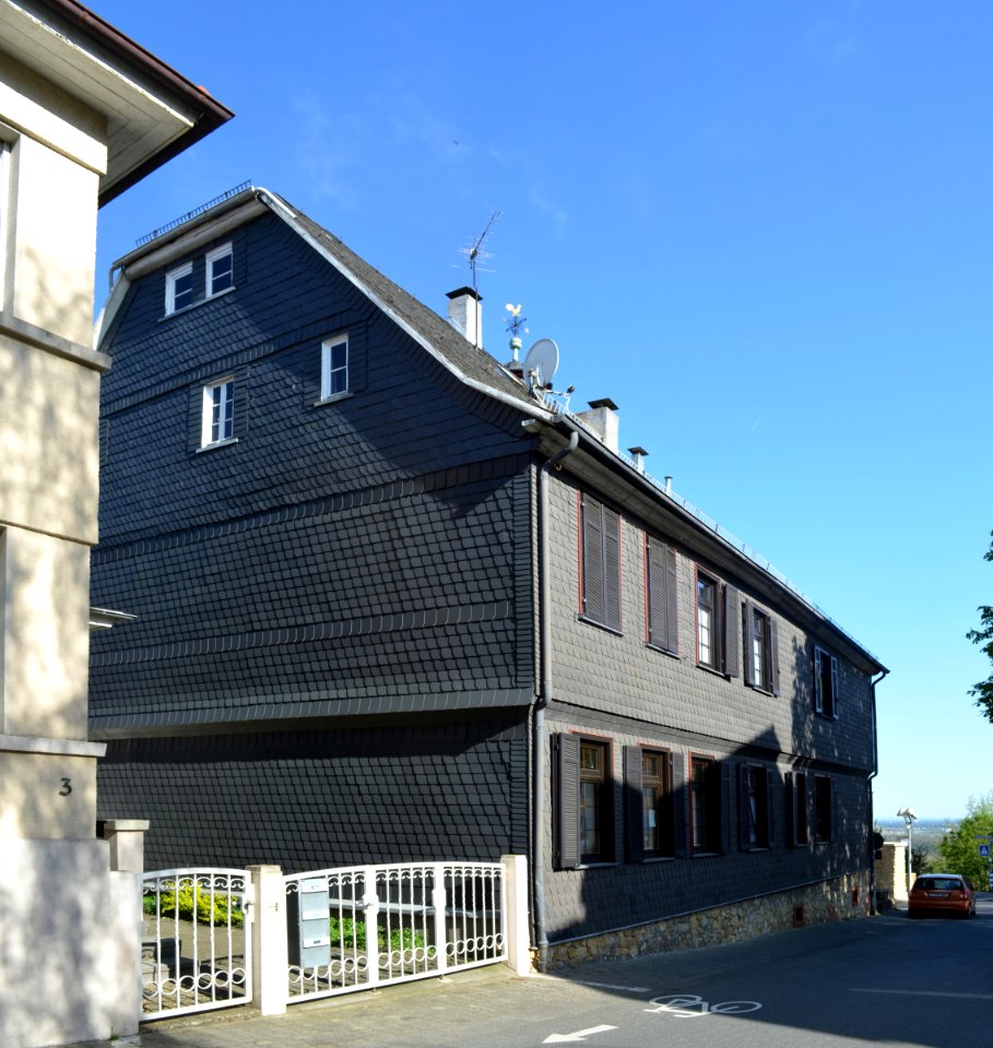 Frankfurt-Bergen, Am Königshof 5 (1)