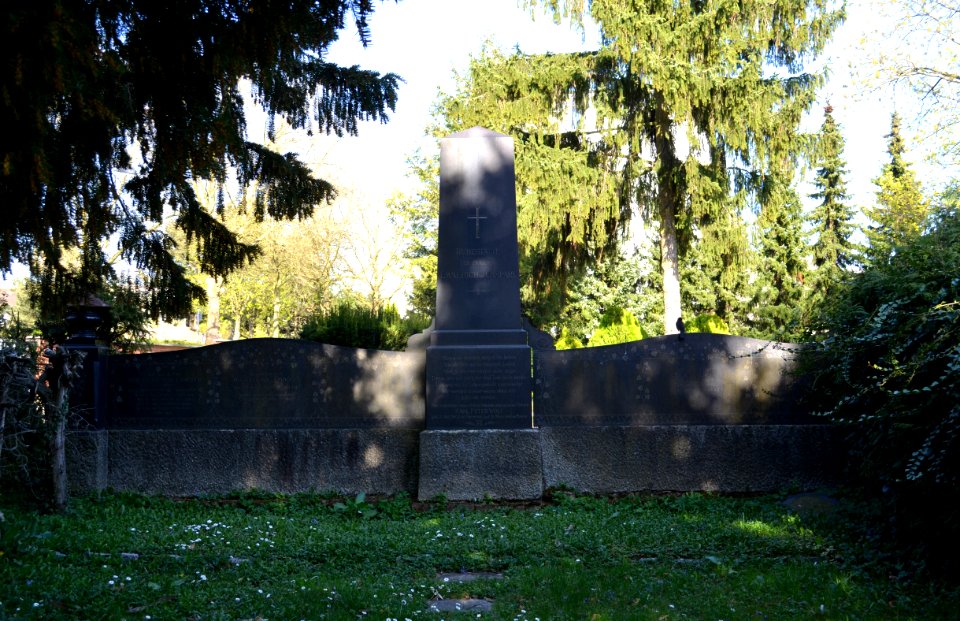 Frankfurt-Bergen, Friedhof, Grab Emmerich-Caspary-Geisel