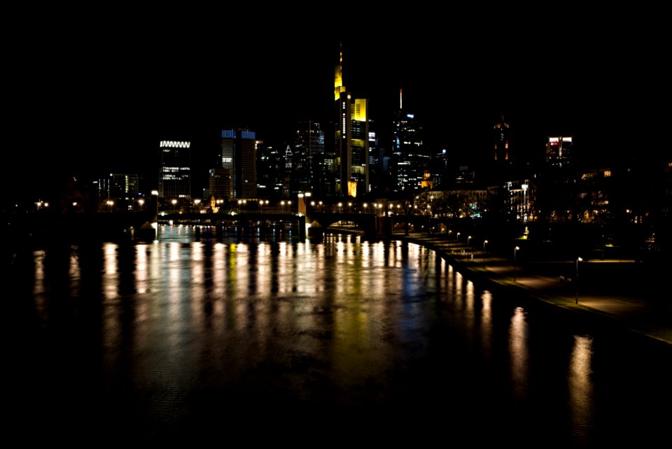 Frankfurt am Main city center from Ignatz-Bubis-Brücke at night 2020-03-22 pixel shift 03
