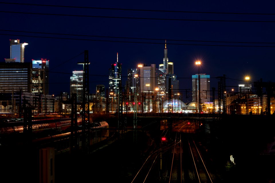 Frankfurt am Main main station from Camberger Brücke at night 2020-03-22 03