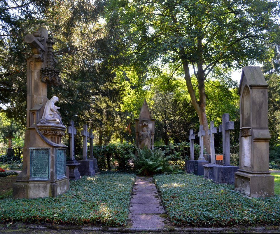 Frankfurt, Hauptfriedhof, Grab B 141-142 Katholische Geistlichkeit