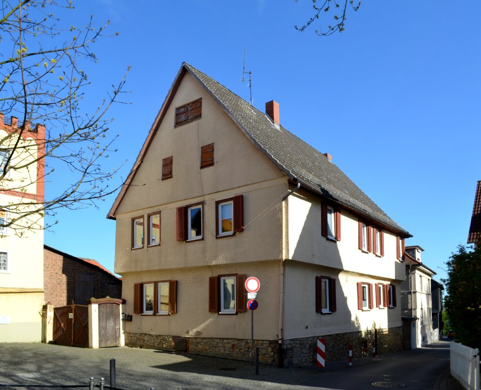 Frankfurt-Bergen, Am Königshof 1