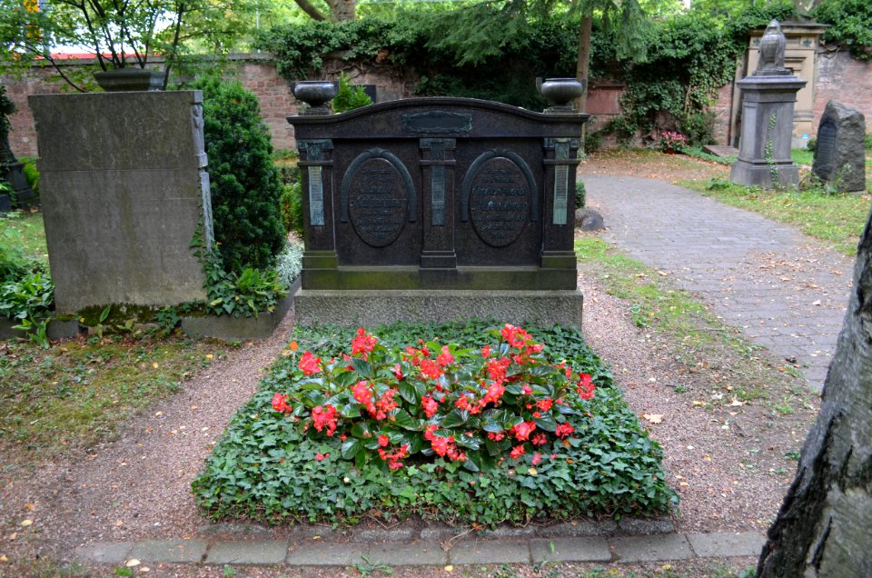 Frankfurt, Hauptfriedhof, Grab A 25-26 Mettenheimer