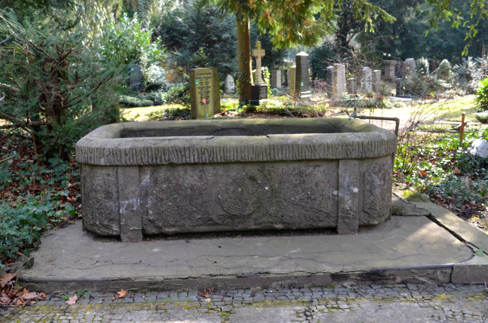 Frankfurt, Hauptfriedhof, Brunnen gegenüber H adm 548
