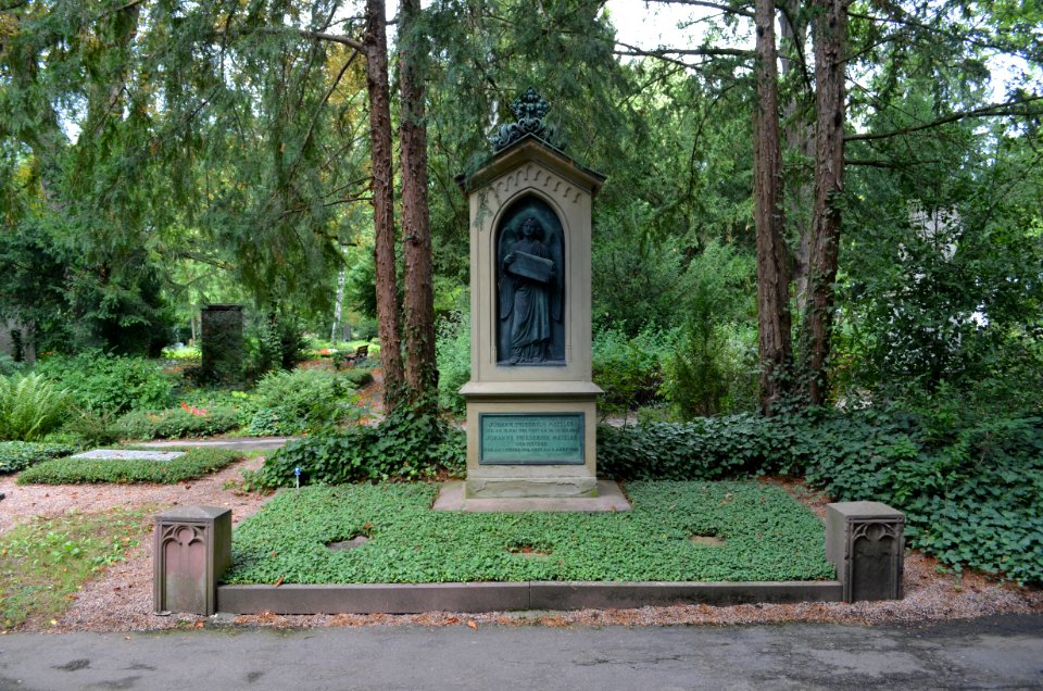 Frankfurt, Hauptfriedhof, Grab C 143 Metzler (1)