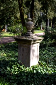 Frankfurt, Hauptfriedhof, Grab bei D 438 Knips (1)