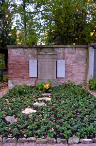 Frankfurt, Hauptfriedhof, Grab adM 550a Bravi-Lindt
