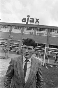 Frank Stapleton tekent contract bij Ajax Stapleton voor Ajax-stadion, Bestanddeelnr 934-0127