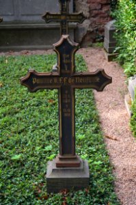 Frankfurt, Hauptfriedhof, Grab adM 214-215 de Neufville, Einzelgrab 18