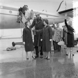 Frank C. Wilcox , 2.30m lange Amerikaan vertrekt van Schiphol, Bestanddeelnr 910-4063