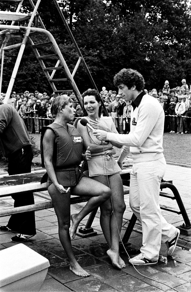Frank Kramer interviewt twee deelnemers, Bestanddeelnr 930-9657