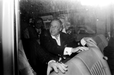 Frank Sinatra at Amsterdam Airport Schiphol (1975-06-02) - 2