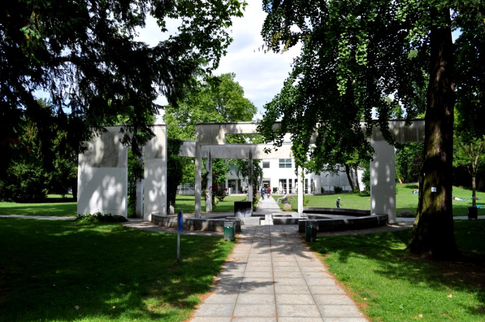 Frankfurt, Brunnen neben dem Weltkulturenmuseum (1)