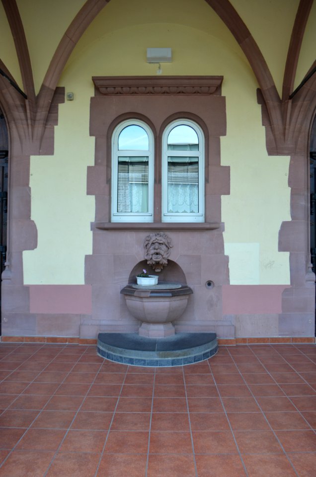 Frankfurt, Bonifatiusschule in der Hamburger Allee, Brunnen