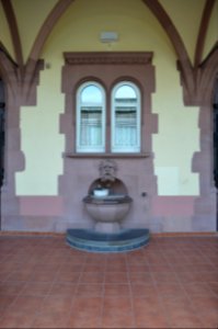 Frankfurt, Bonifatiusschule in der Hamburger Allee, Brunnen