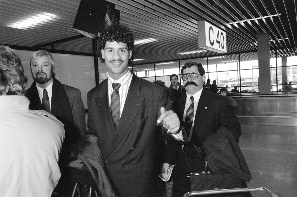 Frank Rijkaard vertrekt van Schiphol naar Portugal, gaat bij Sporting Lissabon s, Bestanddeelnr 934-1874