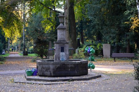 Frankfurt, Hauptfriedhof, Brunnen im Birkenwäldchen