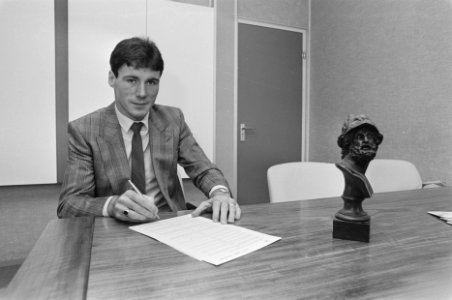 Frank Stapleton tekent contract bij Ajax Stapleton voor Ajax-stadion, Bestanddeelnr 934-0128