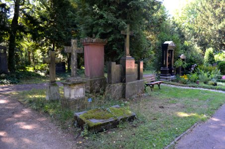 Frankfurt, Hauptfriedhof, Grab A 224-226 Voelker (1)