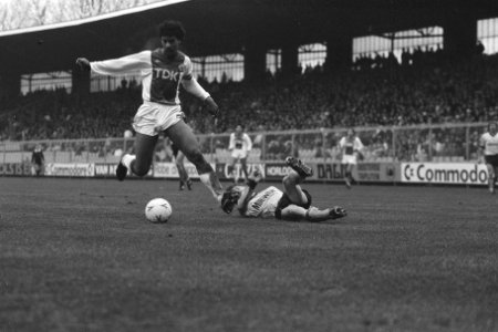 Frank Rijkaard aan de bal tijdens Ajax tegen Roda JC in Amsterdam, Bestanddeelnr 933-8407