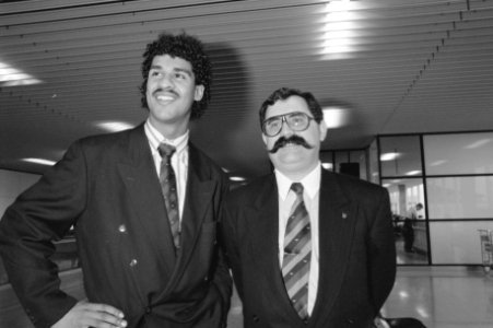 Frank Rijkaard vertrekt van Schiphol naar Portugal, gaat bij Sporting Lissabon s, Bestanddeelnr 934-1875