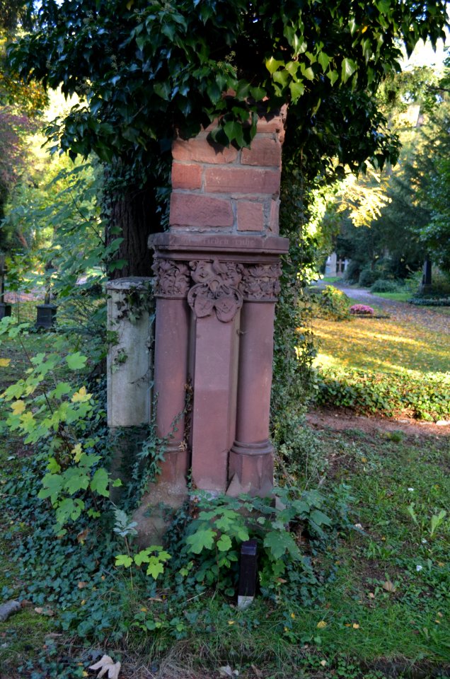 Frankfurt, Hauptfriedhof, Grab adM 323 Bruchstück in den Durchgang eingemauert