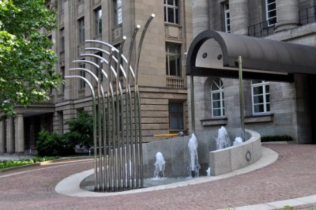 Frankfurt, Brunnen vor Taunusanlage 3 (1)