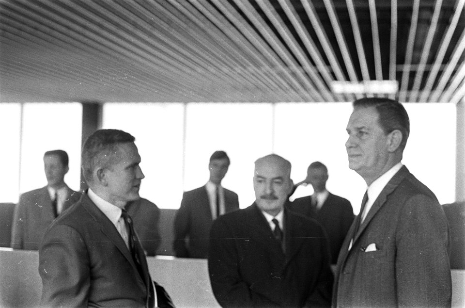 Frank Borman en echtgenote geven persconferentie op Schiphol vertrek van Schipho, Bestanddeelnr 922-0912