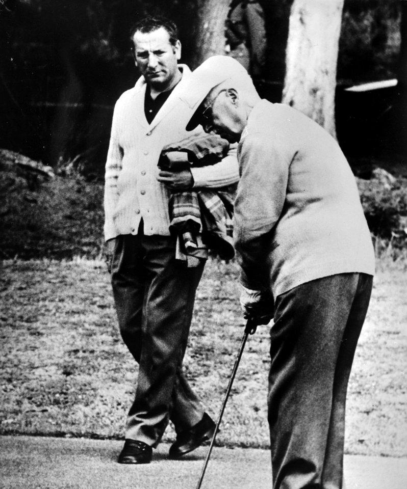 Franco op vakantie in Galicia, Generaal Franco speelt golf, Bestanddeelnr 927-4400