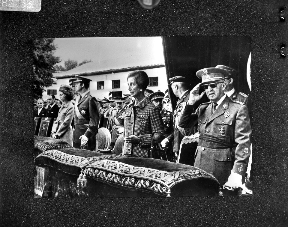 Franco met vrouw Dona Carmen Polo (rechts) links opvolger Prins Juan Carlos met